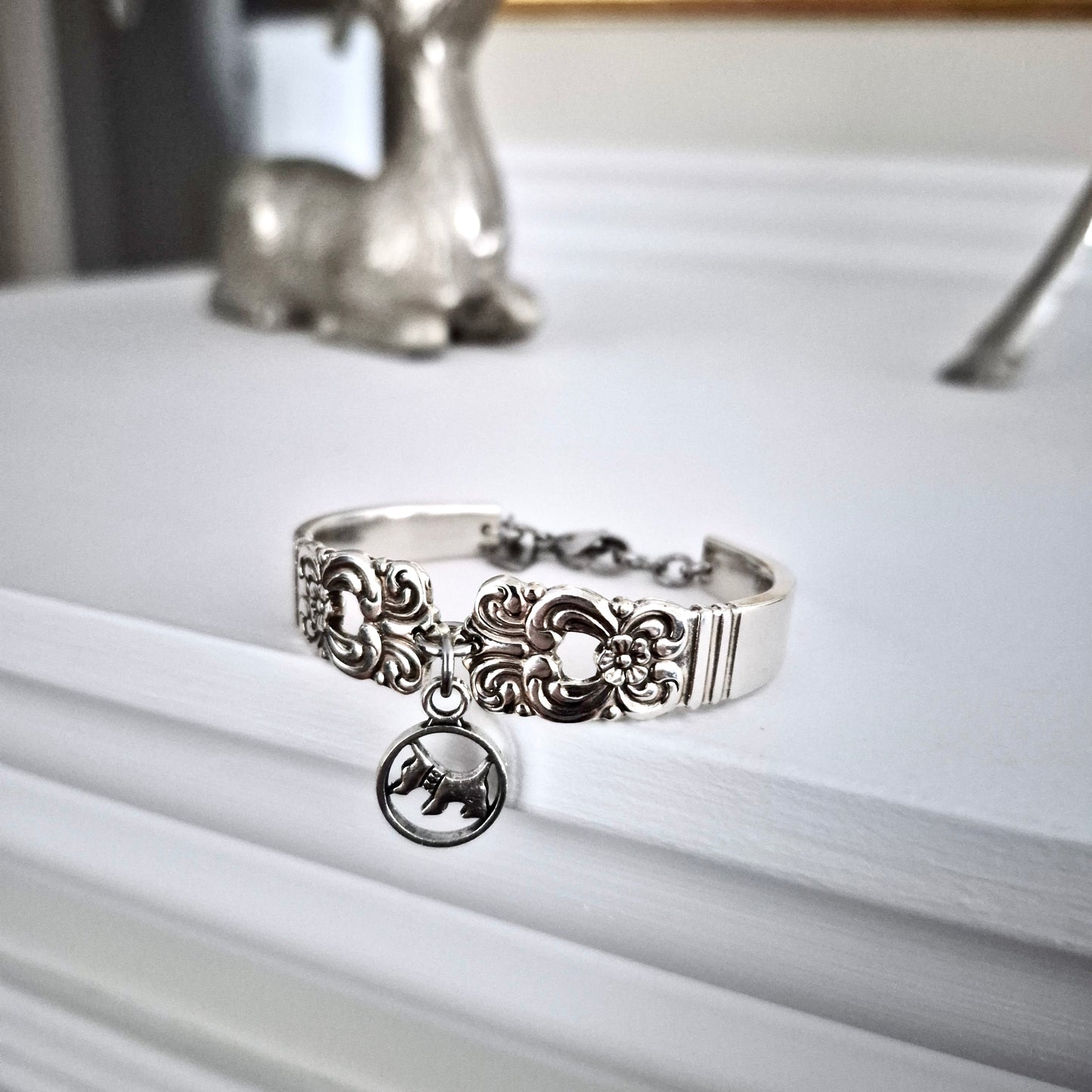 Bracelet avec breloque chien (6 pouces)