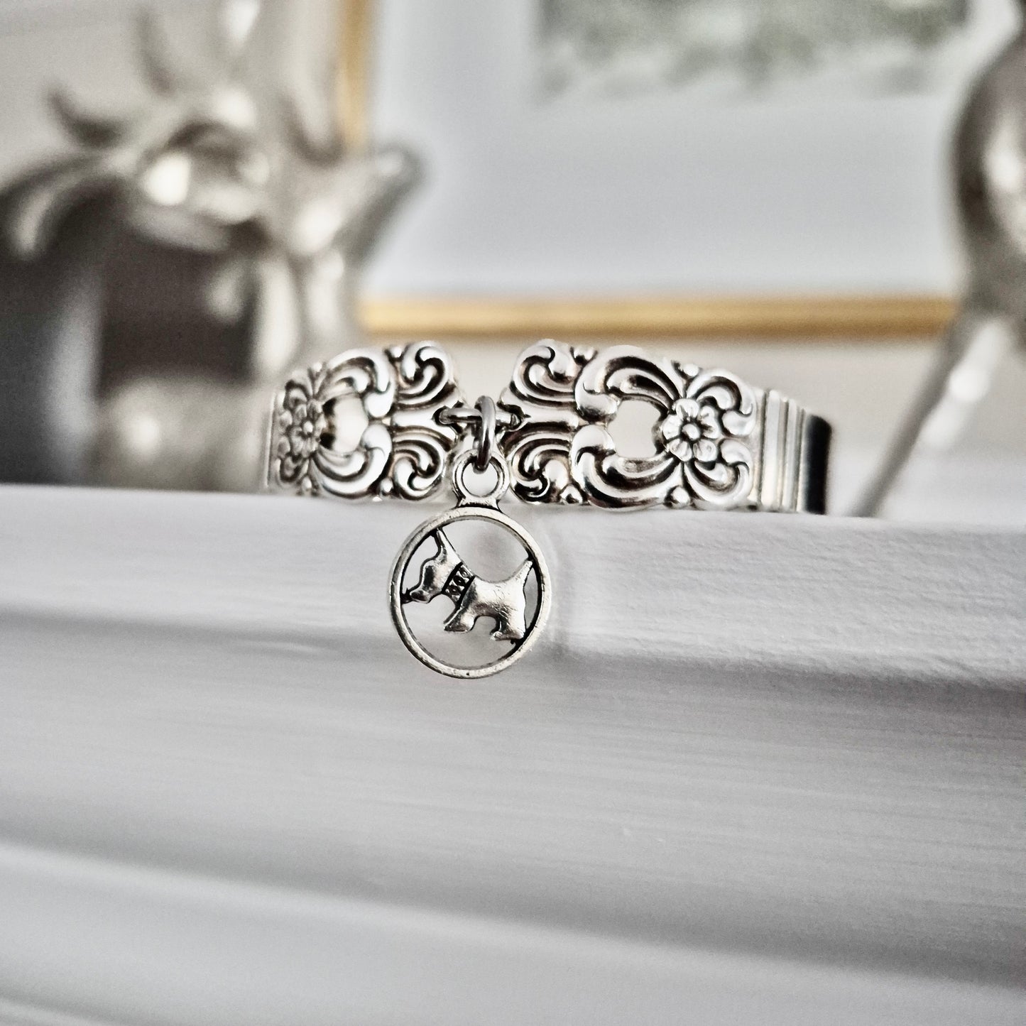 Bracelet avec breloque chien (6 pouces)