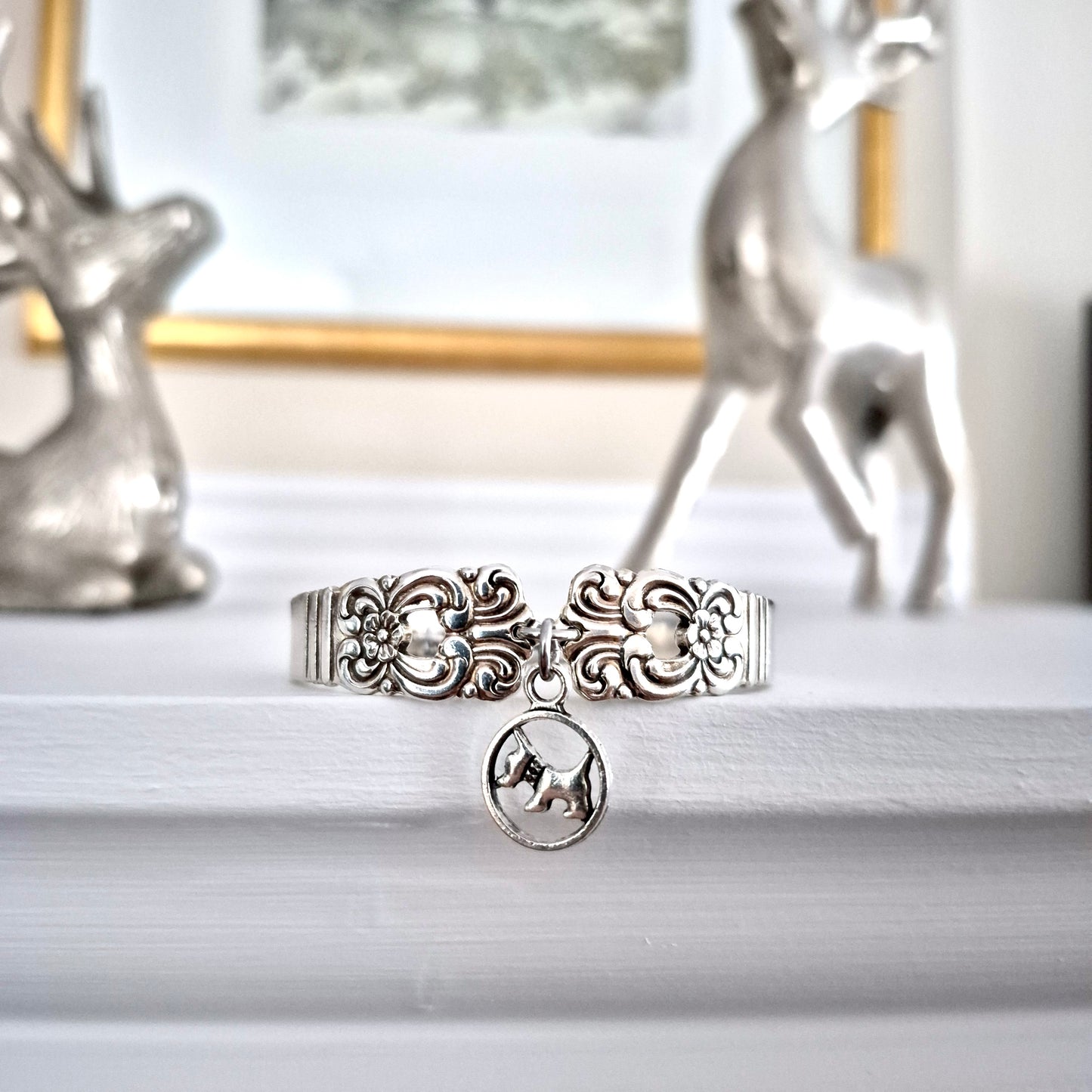 Bracelet avec breloque chien  (6 pouces)