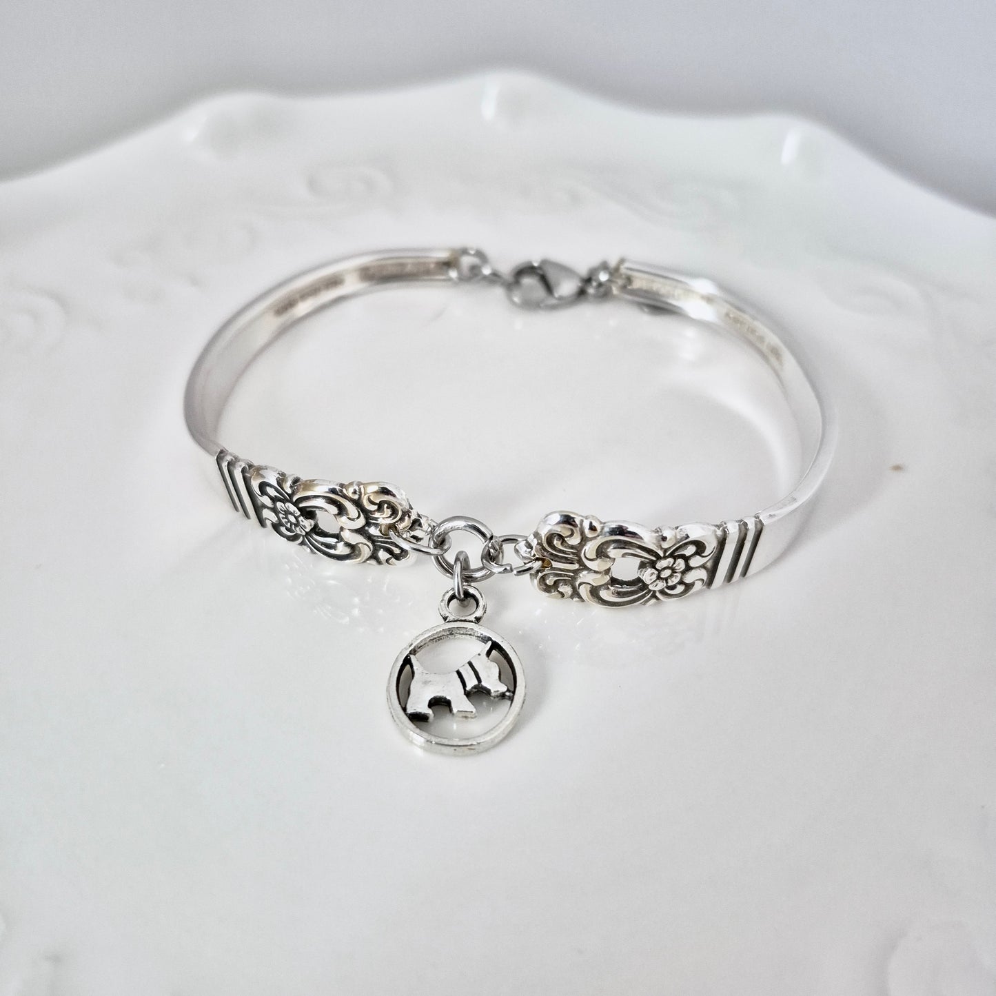 Bracelet avec breloque chien  XXL (8 1/2 pouces)