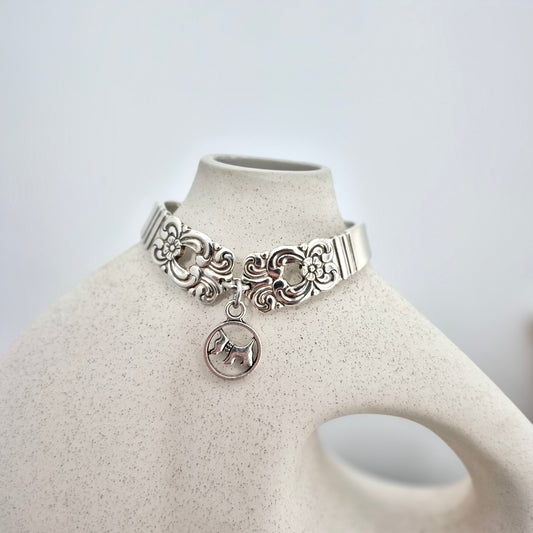 Bracelet avec breloque chien  (6 pouces)