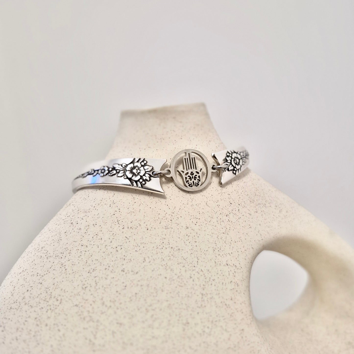 Bracelet Main de Fatima M/L adulte  7 1/2 pouces.